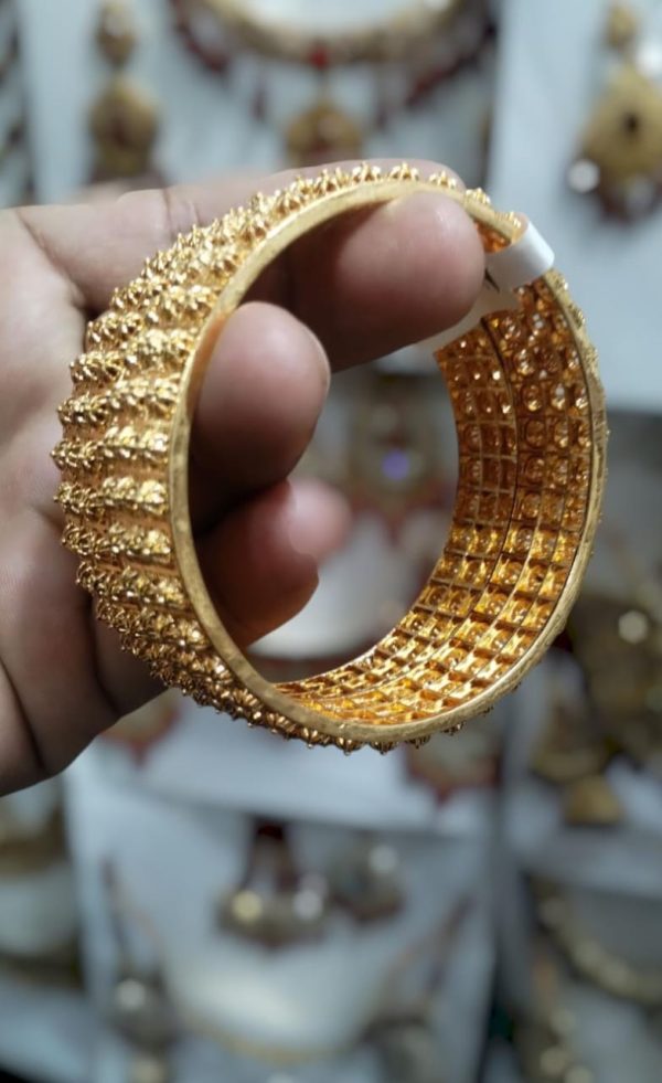 Lightweight brass bangles in multiple sizes